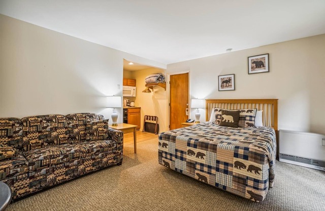 107 Deluxe Studio Queen, w/Sleeper sofa w/outdoor heated pool