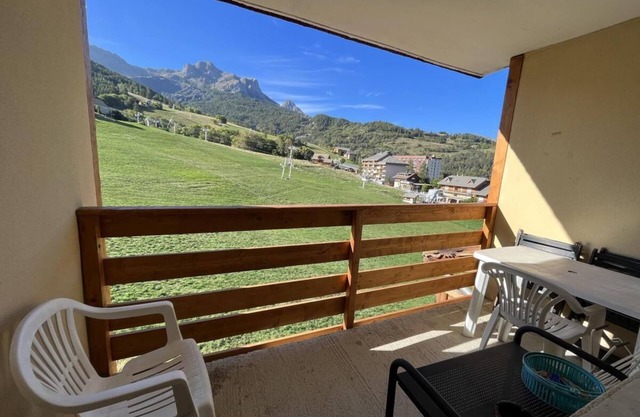 10m from resort center, 4th floor, view ski slopes, balcony, parking, tv, ski locker, 26m²