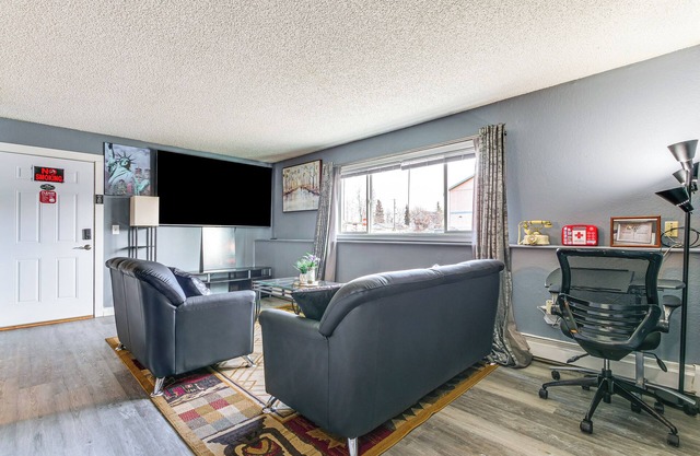 11 Mi to Kincaid Park: Convenient + Cozy Apt!