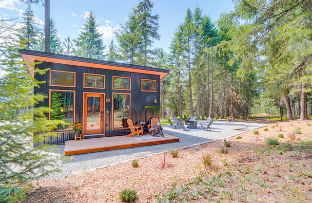 11 Mi to Lake Pend Oreille: Wooded Cabin Escape!