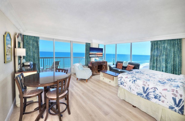 1110 -Oceanfront- Private Balcony - Pools Closed