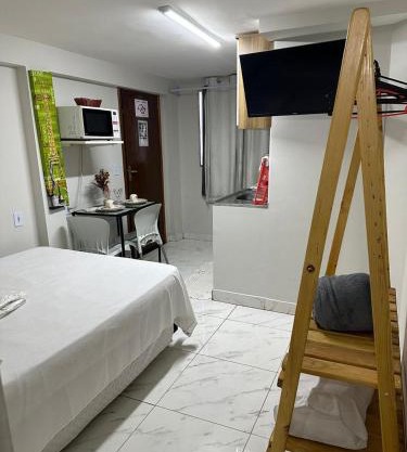 12 Kitnet, central, completa com tv smart