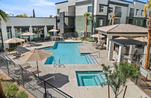 125 2 BR near State Farm & Parks w/Gym & Heated Pool