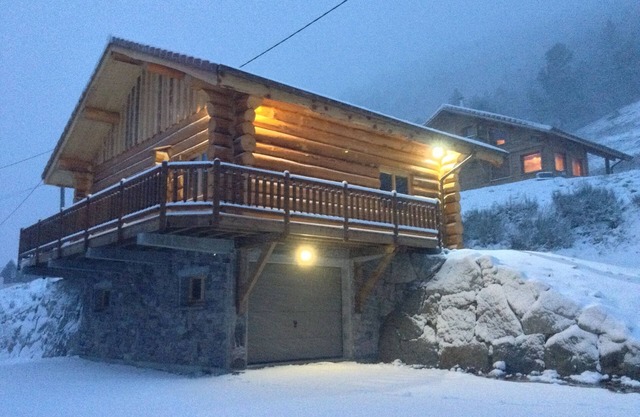 1308/5000 8👤 log cabin, GARAGE, ski SHUTTLE at the bottom of the chalet