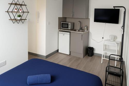 133 Wood Green Studios to Central London