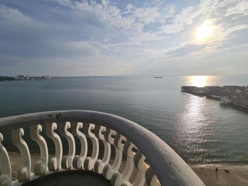 13pax GLORY EXECUTIVE SUITE 3R3B, DOORSTEP BEACH, POOL, BBQ, Wifi, 50"TV