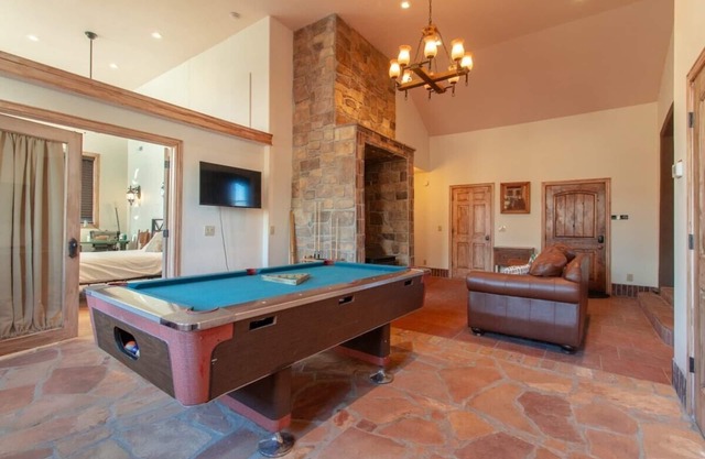 14 Guests, 5BR/2BA, Game room & Spacious Living