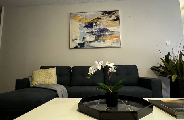 1400sq ft Luxury Condo, minutes to Airport & Casino w/Parking & Pool