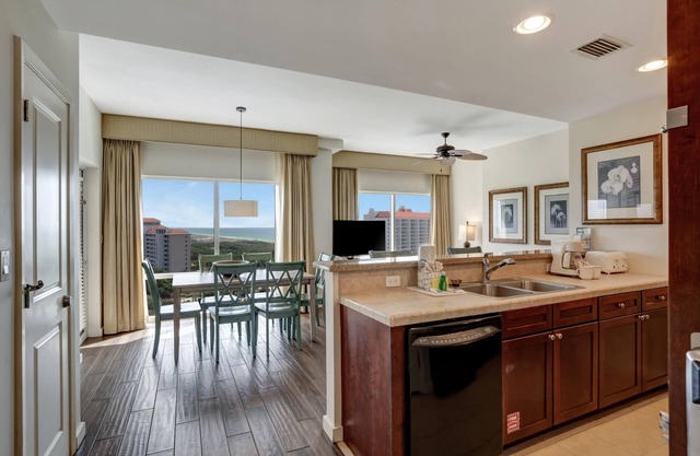 14th Floor Spectacular Views: 2 Bedroom, 2 King Beds, Sleeper Sofa, and Full Kitchen at Sandestin Golf and Beach Resort!