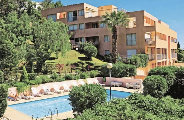 15 min from the beach, sleeps 6, air-conditioned, quiet with pool, Cannes la Bocca
