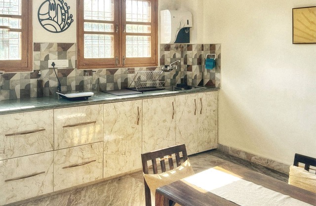 15 minutes to the Harkipauri! Manstays 3 bedroom condo with Balcony & parking!
