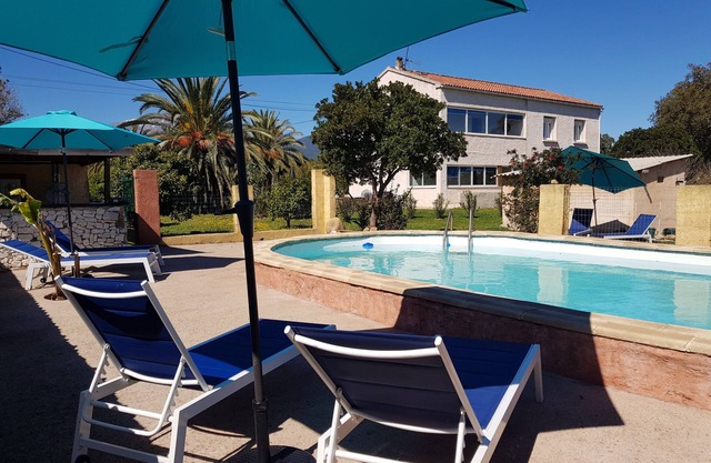 15 pers. pool/sea/mountain view/1 km from the sea