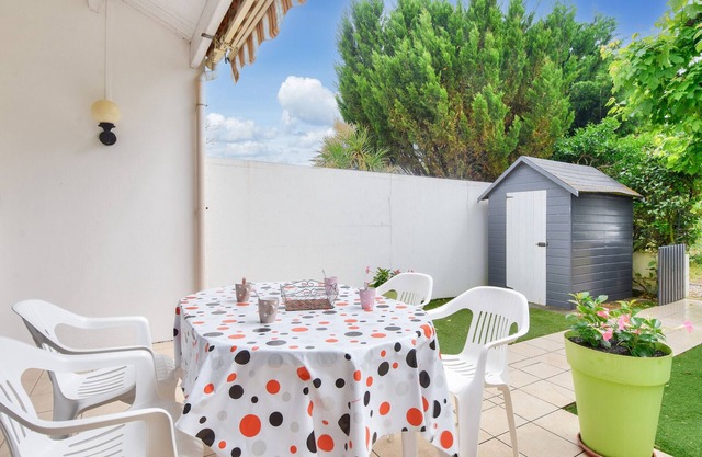 150m beach - House for 4 - Colourful terrace