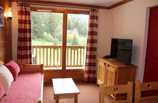 150m from shops, 2nd floor, view swimming pool, fitness, swimming pool, balcony, tv, ski locker
