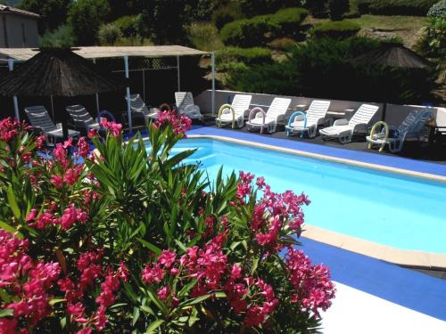 15mn de Cannes, Villa la Soleiade , Gite ,Lodge , type T2, clim, piscine, parking au Lac de Saint-Cassien VAR