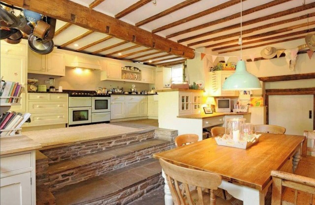 15th Century 6-bed Farmhouse, Sleeps 11, Pets Ok