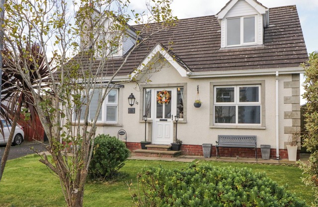 16 WHITEHALL PLACE, family friendly, with open fire in Ballycastle