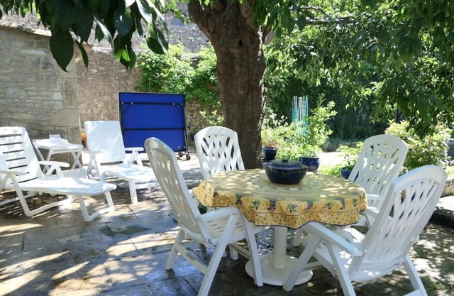 16th century farmhouse with swimming pool for 8 people