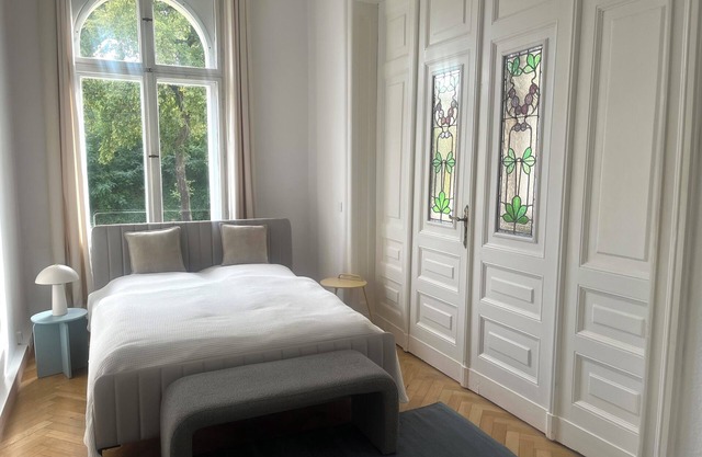 170sqm - lots of space in a Wilhelminian style building with 2 free parking spaces