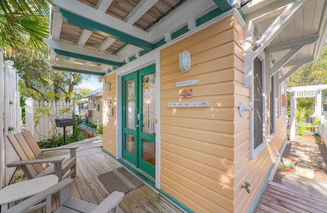 174 Feet to Beach Access in Seaside, FL Proper! Balcony + 2 Adult Bikes!