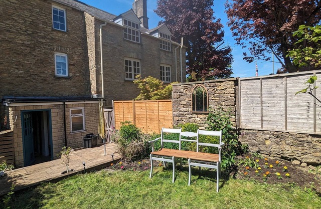 17th Century Borough Cottage -heart of Chipping Norton. Family and pet friendly!