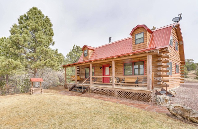18 Mi to Royal Gorge: Peaceful Mtn Cabin w/Porch!