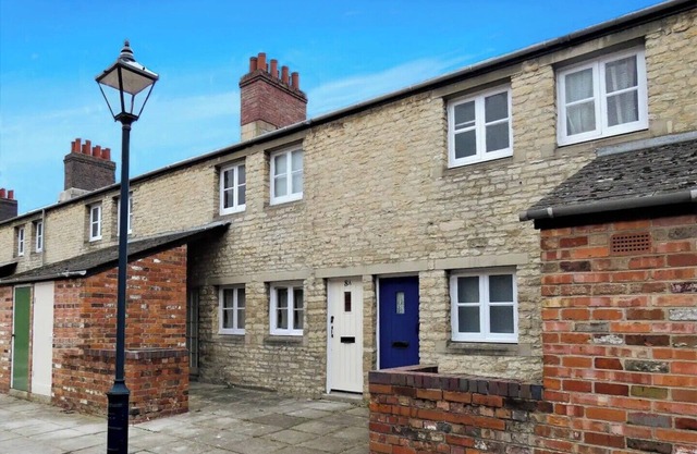 1840's Railway Cottage - Sleeps 4 & Parking