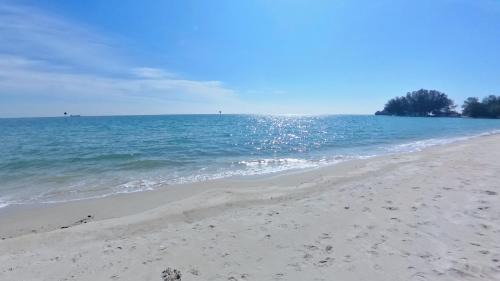 18pax GFloor 4R4B Dual-Key DOORSTEP PRIVATE BEACH, WATERSPORT, Pool, BBQ Set, Wifi, 50"TV
