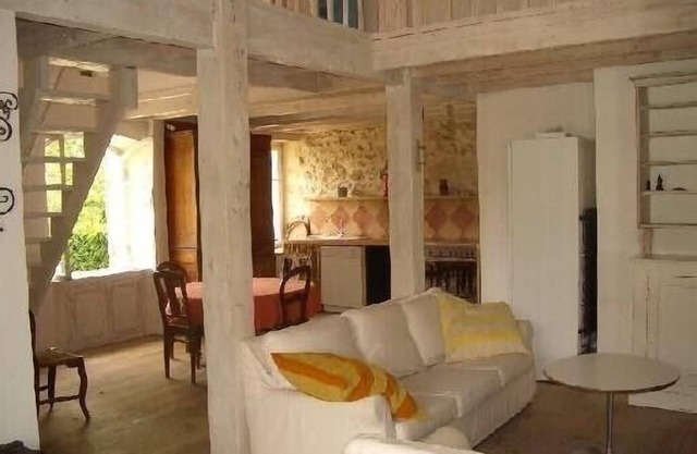 18th century charming house with swimming pool 15 minutes from Bordeaux.