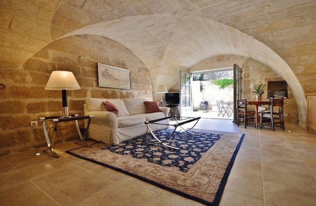 18th century property in Uzès historical Center with courtyard and fountain