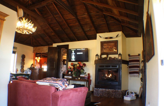 1910 Mountain Cabin-Medicine Park. Cleanest,King Bed,Fireplace,Air-jet Tub for 2