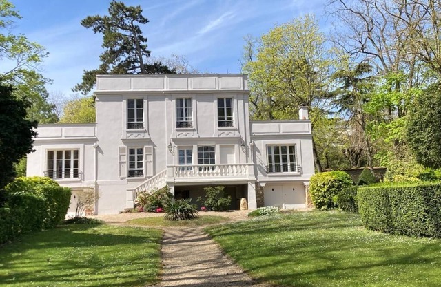 19th century mansion short term rental near Paris