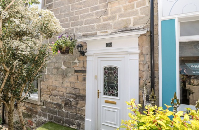 1A CHANTRY PLACE, family friendly, with a garden in Morpeth