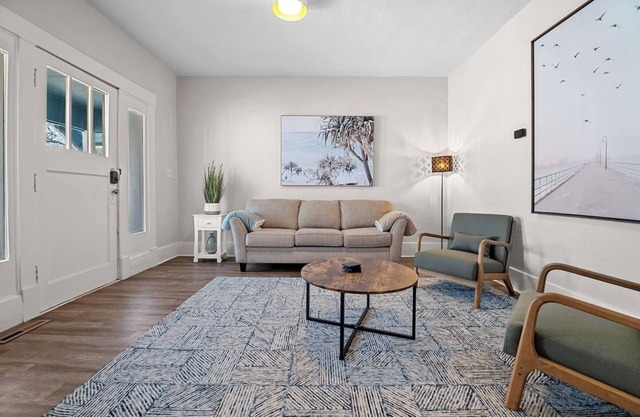 1BD/1Bath ~Duplex Dandy~ Monthly specials!