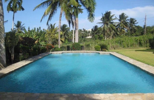 1BD condo near beach, in gated residence with pool
