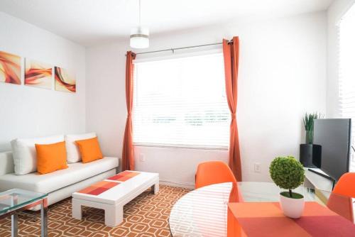1Bedroom Collins 2 Blocks to Ocean with Free Street Parking