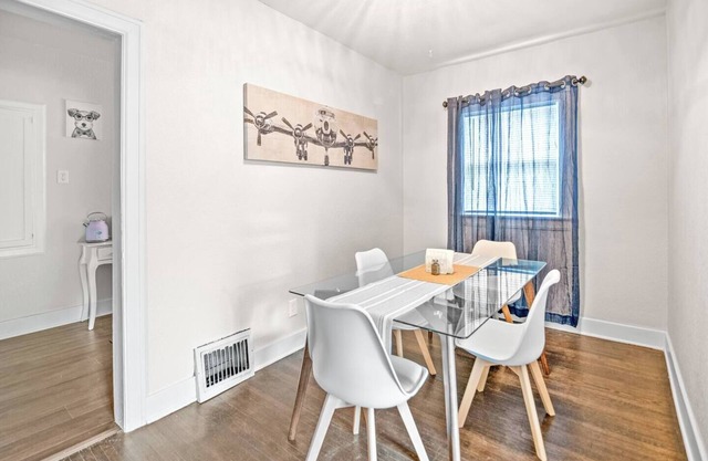 1BR/1Bath Near College Hill ~Duplex Delight~