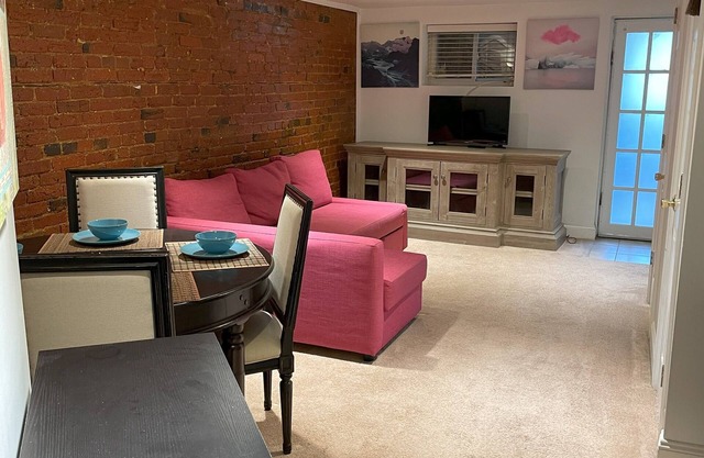 1BR apartment w/office, 7 walk to metro! Pet friendly. Pretty in Petworth!