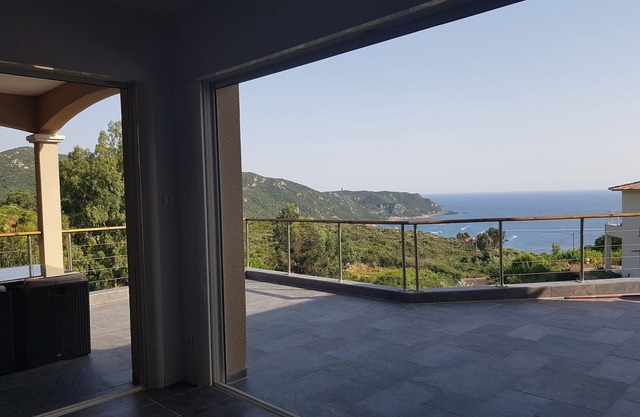 1km from unspoilt beaches: Magnificent villa, swimming pool, parking, superb sea view