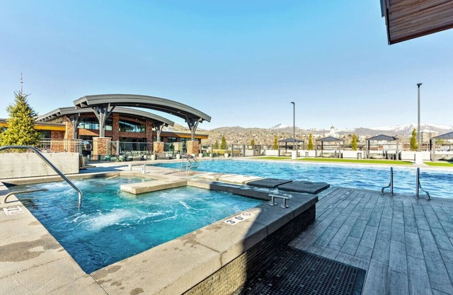 1min Delta |Pool & Hot tub |King Bed |Gym |Parking