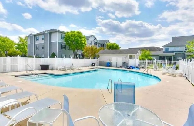 1st floor Coastal Oasis w Pool, Beach Chairs, & Linens near Lewes & Restaurants