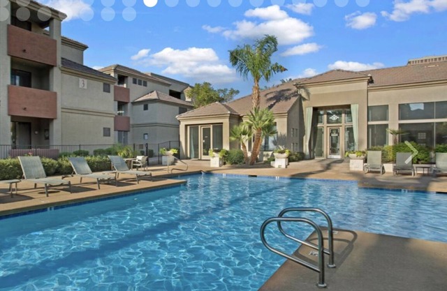 2 Bd/2Ba in Central Phx with a private patio, 2 pools, 2 hot tubs gated complex!