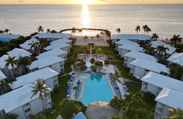 2 bd/bth condo at Sunset Cove on Seven Mile Beach