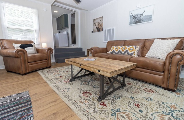 2 bed/1 ba-across f/Coliseum/GAC