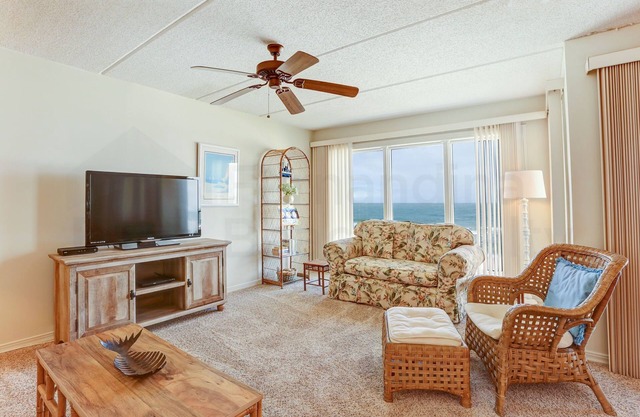 2 Bed/2 Bath, 4th floor Oceanfront condo sleeps 4. Oceanfront deck and pool.