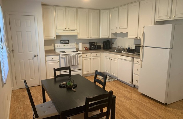2 Bed 2 Bath Across From Hospital/Stadium