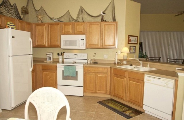 2 BED 2 BATH CONDO ON GOLF COUNTRY CLUB COMMUNITY