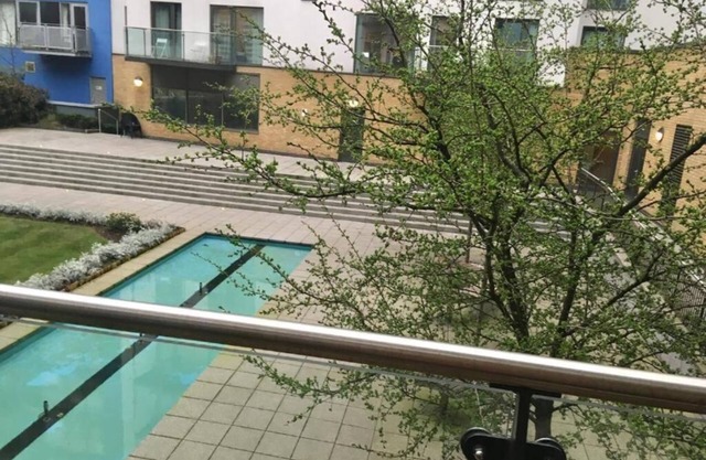 2-bed 2-bath Greenwich Apartment with balcony & lift