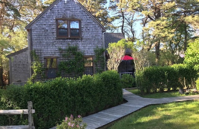 2 Bed/2 Bath on 1/4 acre w/fenced yard, short walk to 40th thru rolling dunes.