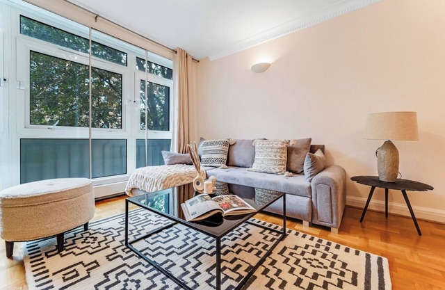 2 Bed 2 Bath Spacious Victorian flat prime location near Baker street